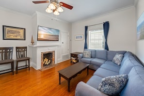 Smart TV - Walk to Palafox St.; Beach 14 min drive, sleeps 6 (Pensacola)