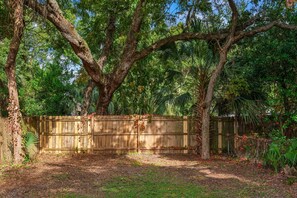 Property grounds - Walk to Palafox St.; Beach 14 min drive, sleeps 6 (Pensacola)