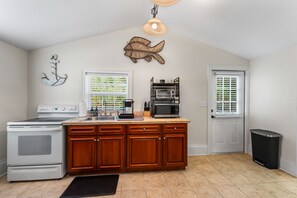 Coffee/tea maker, fridge, microwave, oven - Walk to Palafox St.; Beach 14 min drive, sleeps 6 (Pensacola)