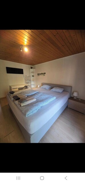 2 makuuhuonetta, silitysrauta/-lauta, ilmainen Wi-Fi, vuodevaatteet