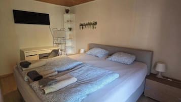 2 bedrooms, iron/ironing board, free WiFi, bed sheets