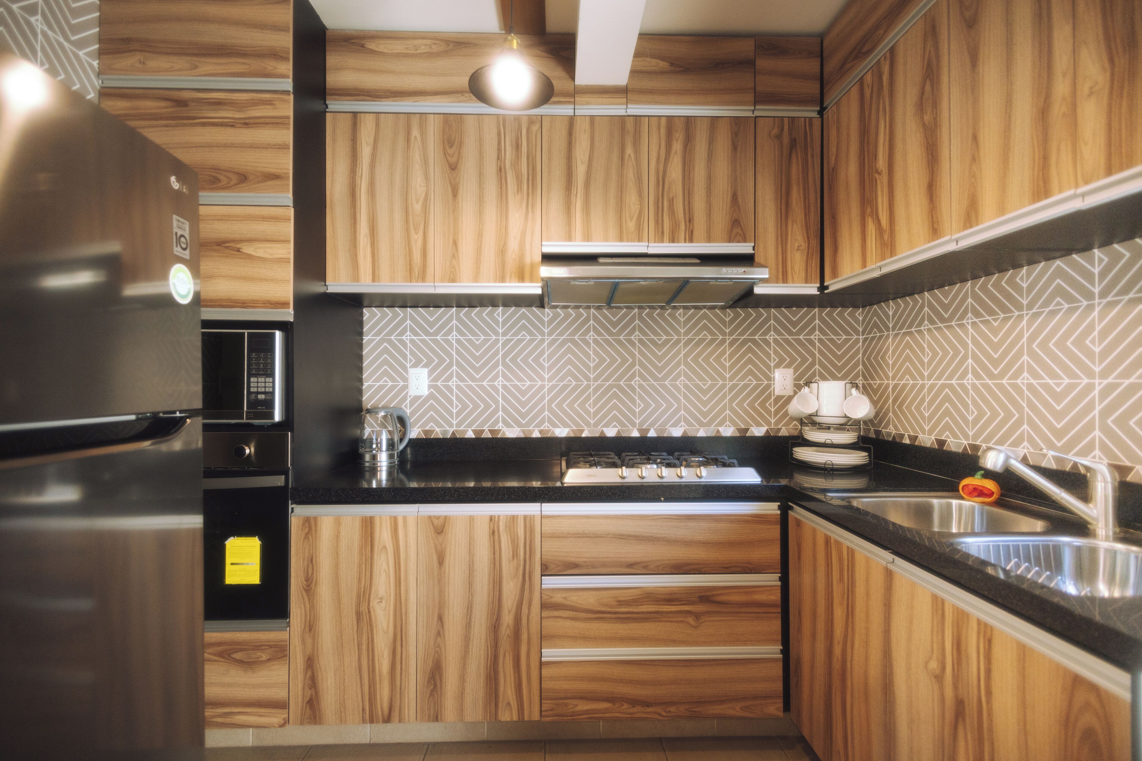 Microondas, horno, condimentos y comedor 