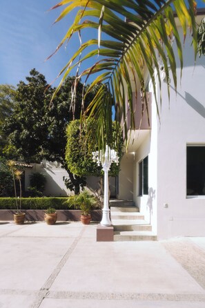 Property grounds - Spacious family house with private garden, parking and excellent location. (Oaxaca de Juárez)