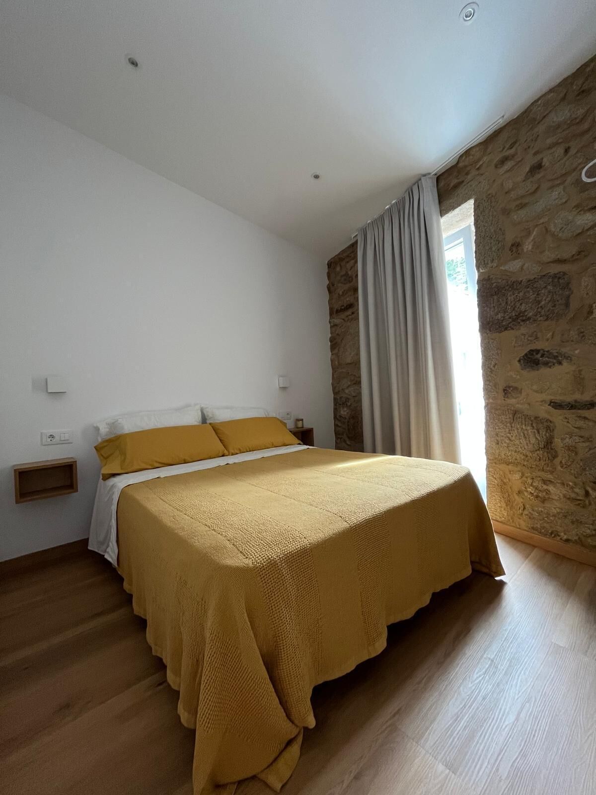 Een strijkplank/strijkijzer, beddengoed