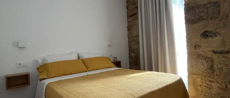 Een strijkplank/strijkijzer, beddengoed