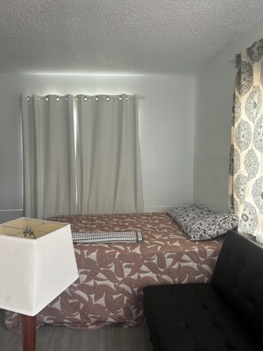 1 habitación, tabla de planchar con plancha y wifi 