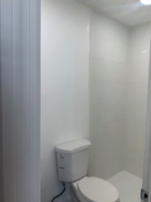 Secador de pelo, jabón, papel higiénico