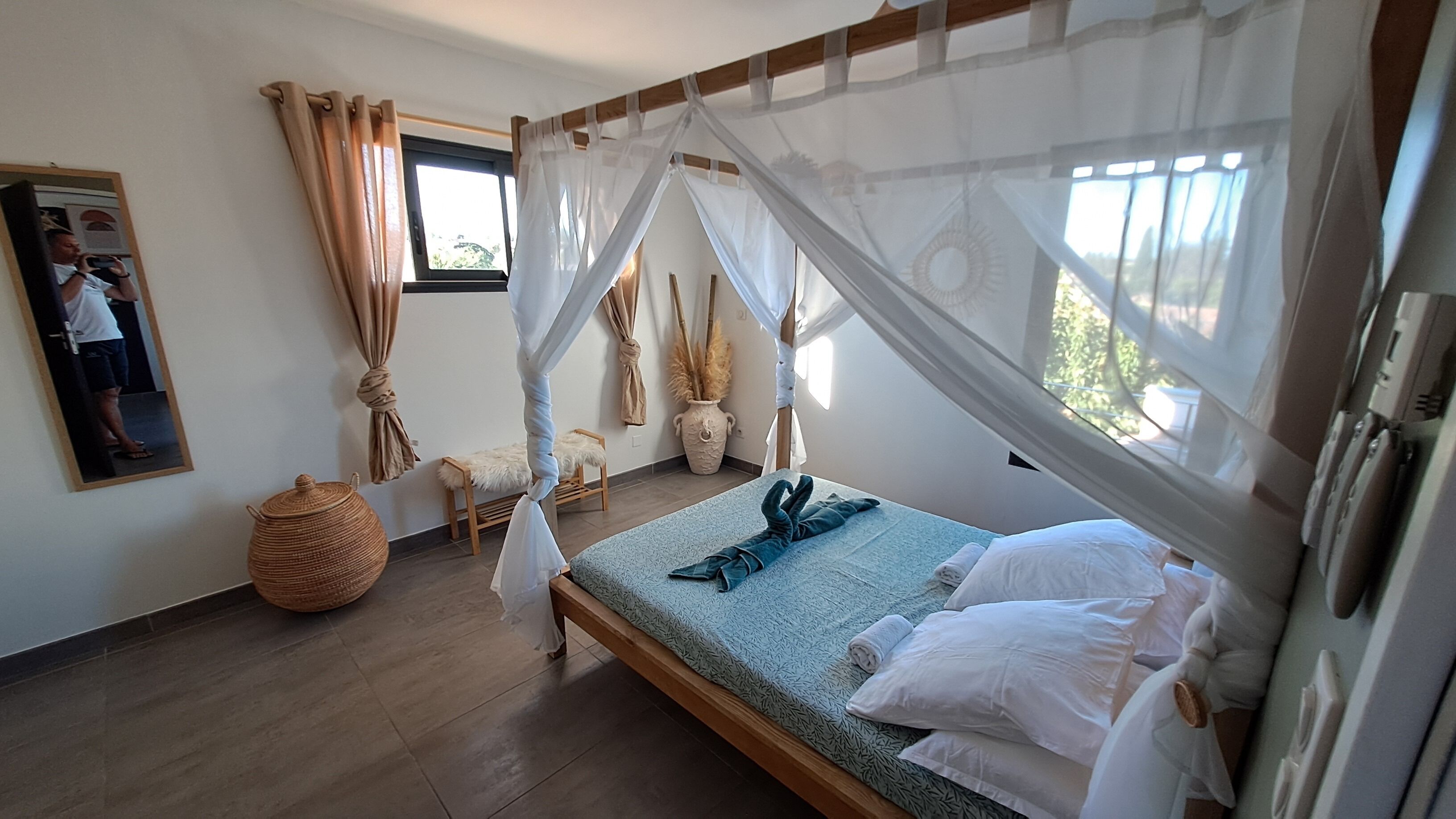 5 bedrooms, desk, iron/ironing board, travel crib