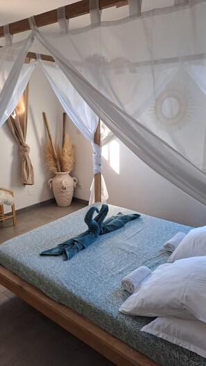 5 bedrooms, desk, iron/ironing board, travel cot