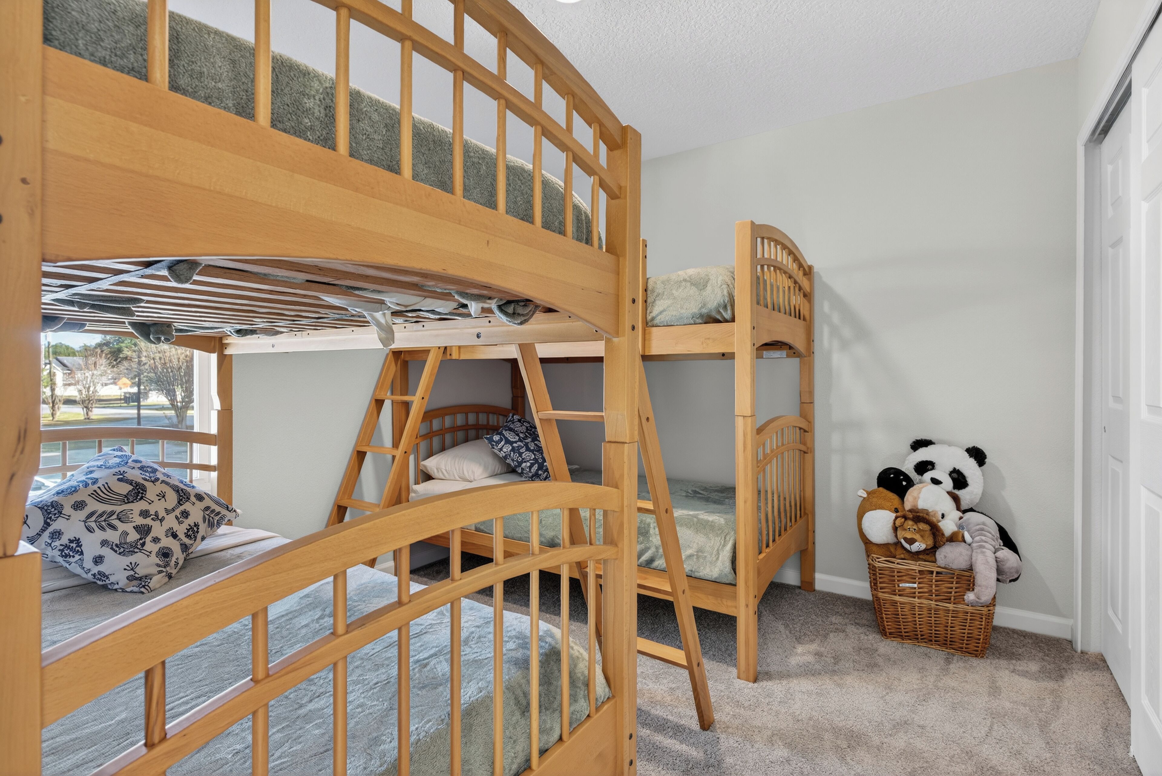 4 camere, una scrivania, ferro/asse da stiro, culla da viaggio