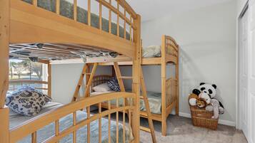 4 camere, una scrivania, ferro/asse da stiro, culla da viaggio