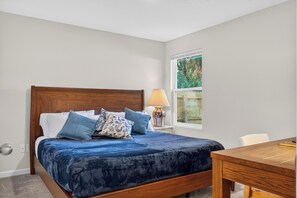 4 sovrum, skrivbord, strykjärn/strykbräda och resesäng