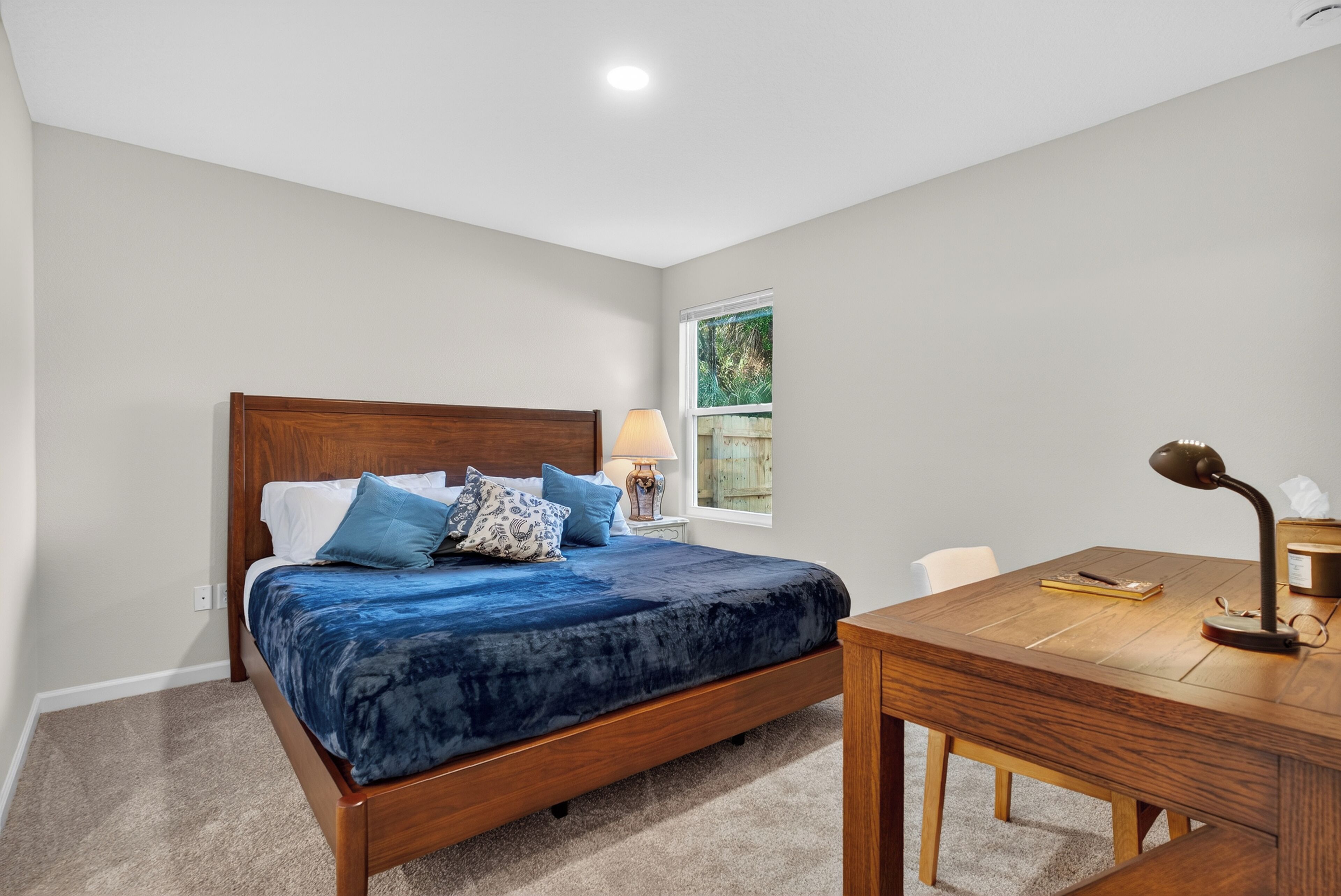 4 makuuhuonetta, työpöytä, silitysrauta/-lauta, vauvan matkasänky