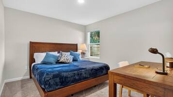 4 makuuhuonetta, työpöytä, silitysrauta/-lauta, vauvan matkasänky