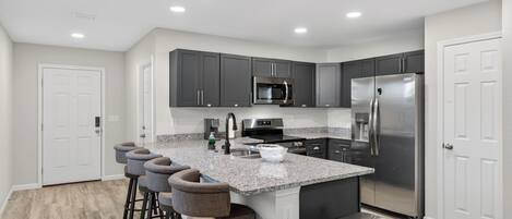 Refrigerador, microondas, horno y parrilla de estufa