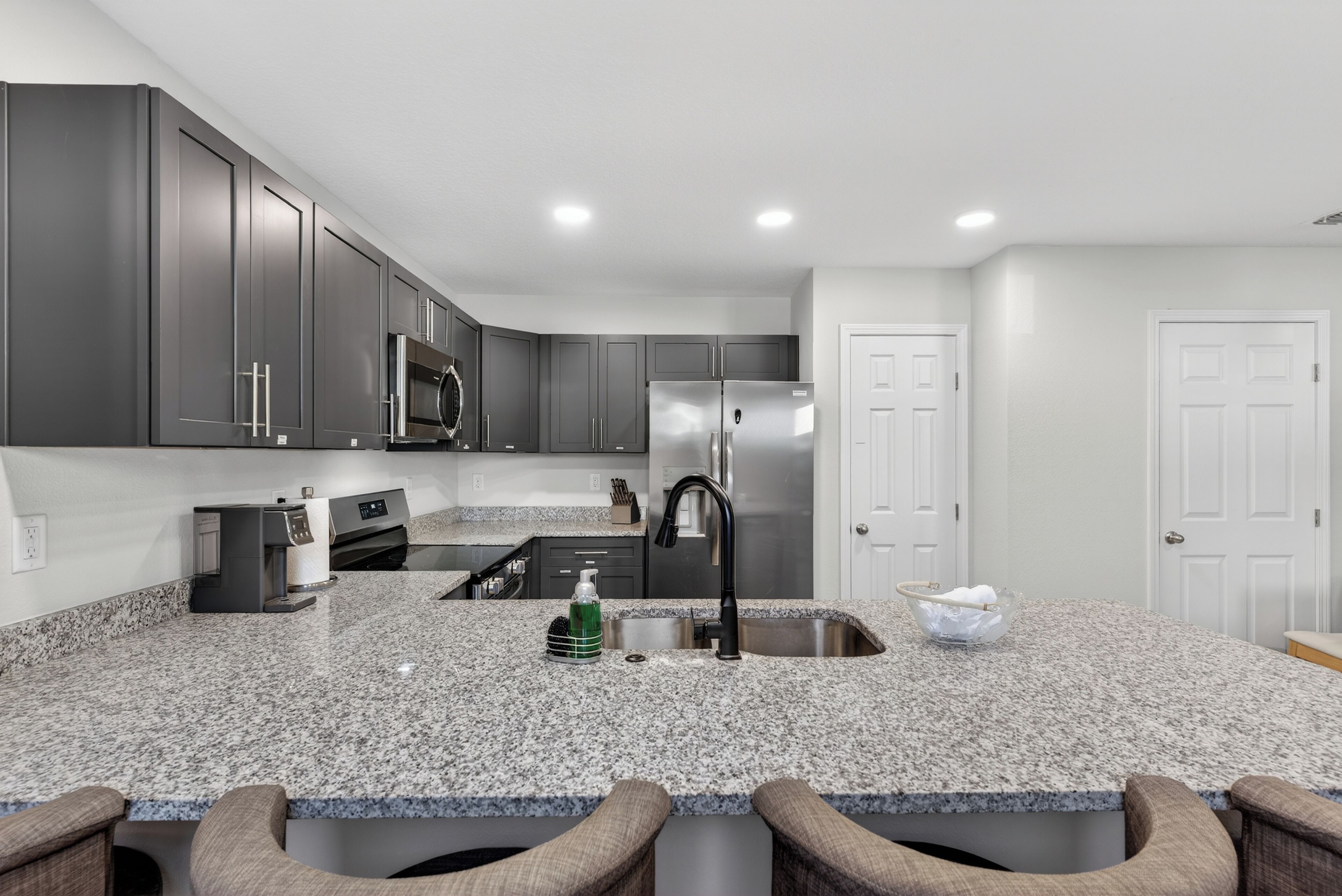 Jääkaappi, mikroaaltouuni, uuni, liesi