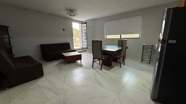 Basic-Apartment, Mehrere Betten, Kochnische, Turm | Wohnbereich