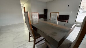 Appartement, plusieurs lits, coin cuisine, dans la tour | Salle à manger