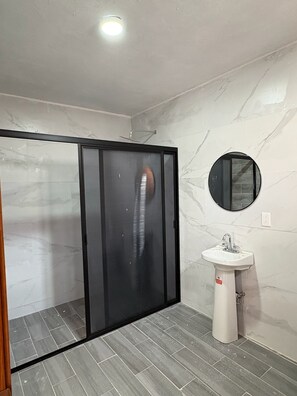 Appartement, plusieurs lits, coin cuisine, dans la tour | Salle de bain