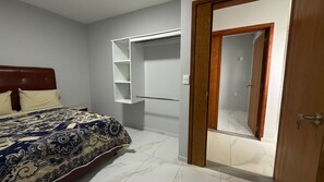 Appartement, plusieurs lits, coin cuisine, dans la tour | Rideaux occultants, fer et planche à repasser, Wi-Fi gratuit