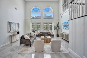 Living area - 6BR Elegant Hollywood Lakes Mansion with Private Pool & Spa (Hollywood)