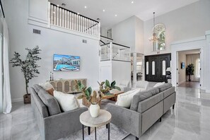 TV, ping pong, books - 6BR Elegant Hollywood Lakes Mansion with Private Pool & Spa (Hollywood)