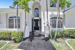 Exterior detail - 6BR Elegant Hollywood Lakes Mansion with Private Pool & Spa (Hollywood)