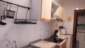 Réfrigérateur, micro-ondes, plaque de cuisson, lave-vaisselle