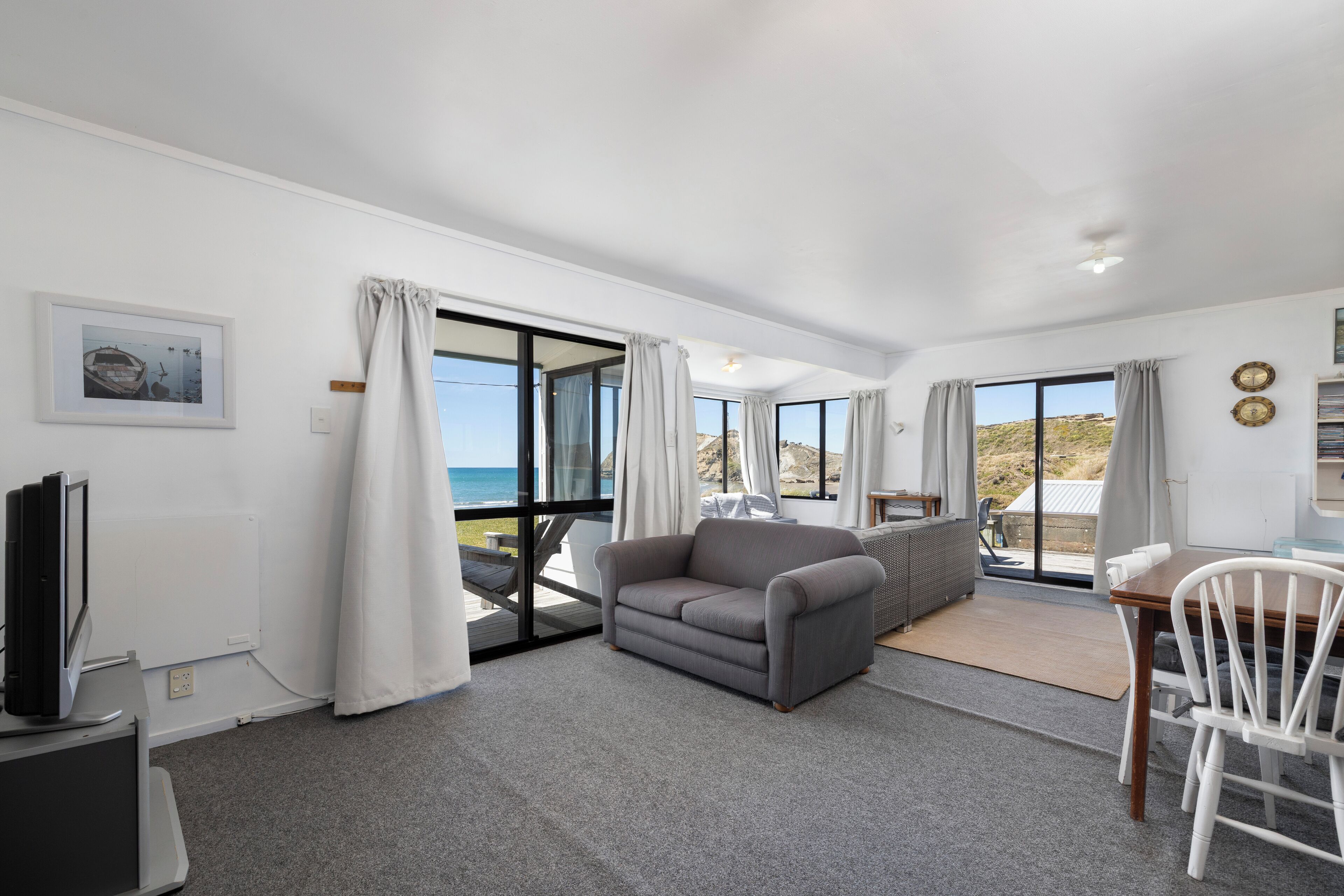 TV, DVD-spiller, bøker og musikkbibliotek