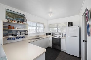 Jääkaappi, mikroaaltouuni, uuni, liesi