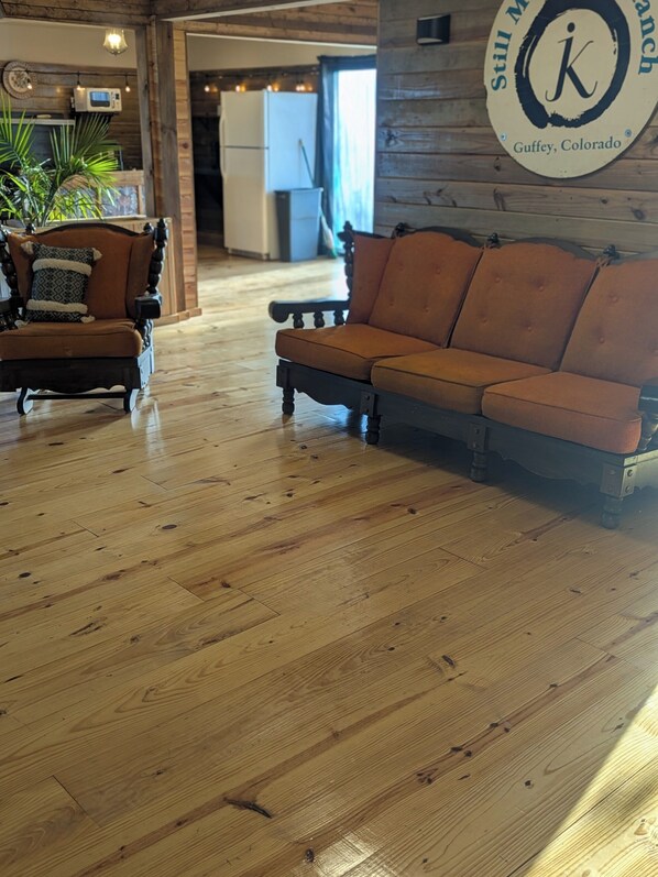 Lobby - Country Farm House: Gravel Travel, Bring ATVs & Mountain Bikes (Onia)