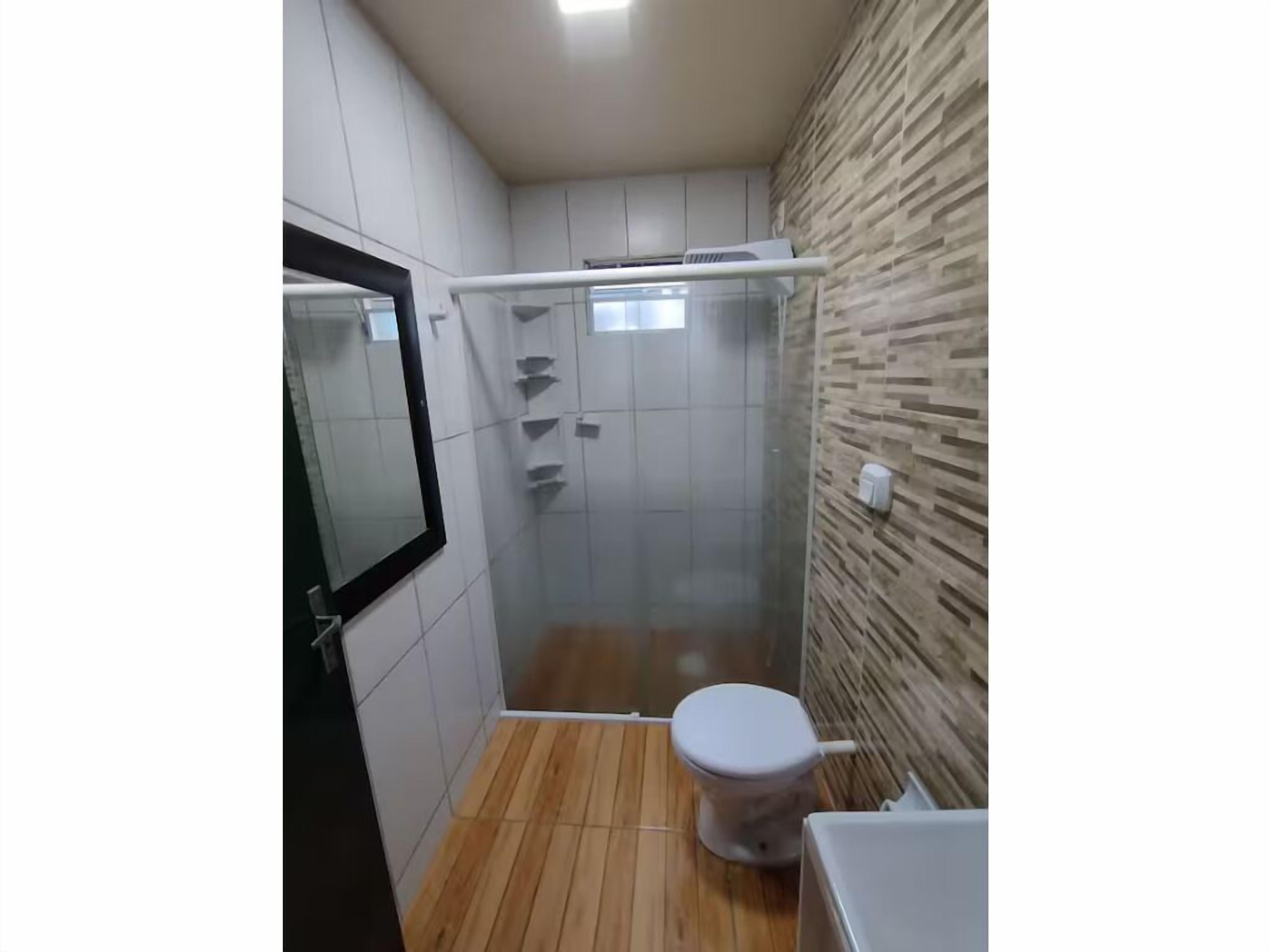 Douche, sèche-cheveux, serviettes fournies