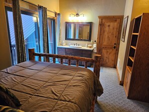 4 bedrooms, iron/ironing board, free WiFi, bed sheets - Secluded Glacier Meadow Log Home - 4 bedrooms, 2 bathrooms (Essex)