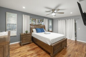 Room - Relaxing Waterfront Home w/ Boat Lift & BBQ (Cape Coral)