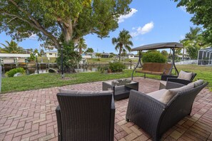Terrace/patio - Relaxing Waterfront Home w/ Boat Lift & BBQ (Cape Coral)