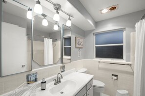 Bathroom - Relaxing Waterfront Home w/ Boat Lift & BBQ (Cape Coral)