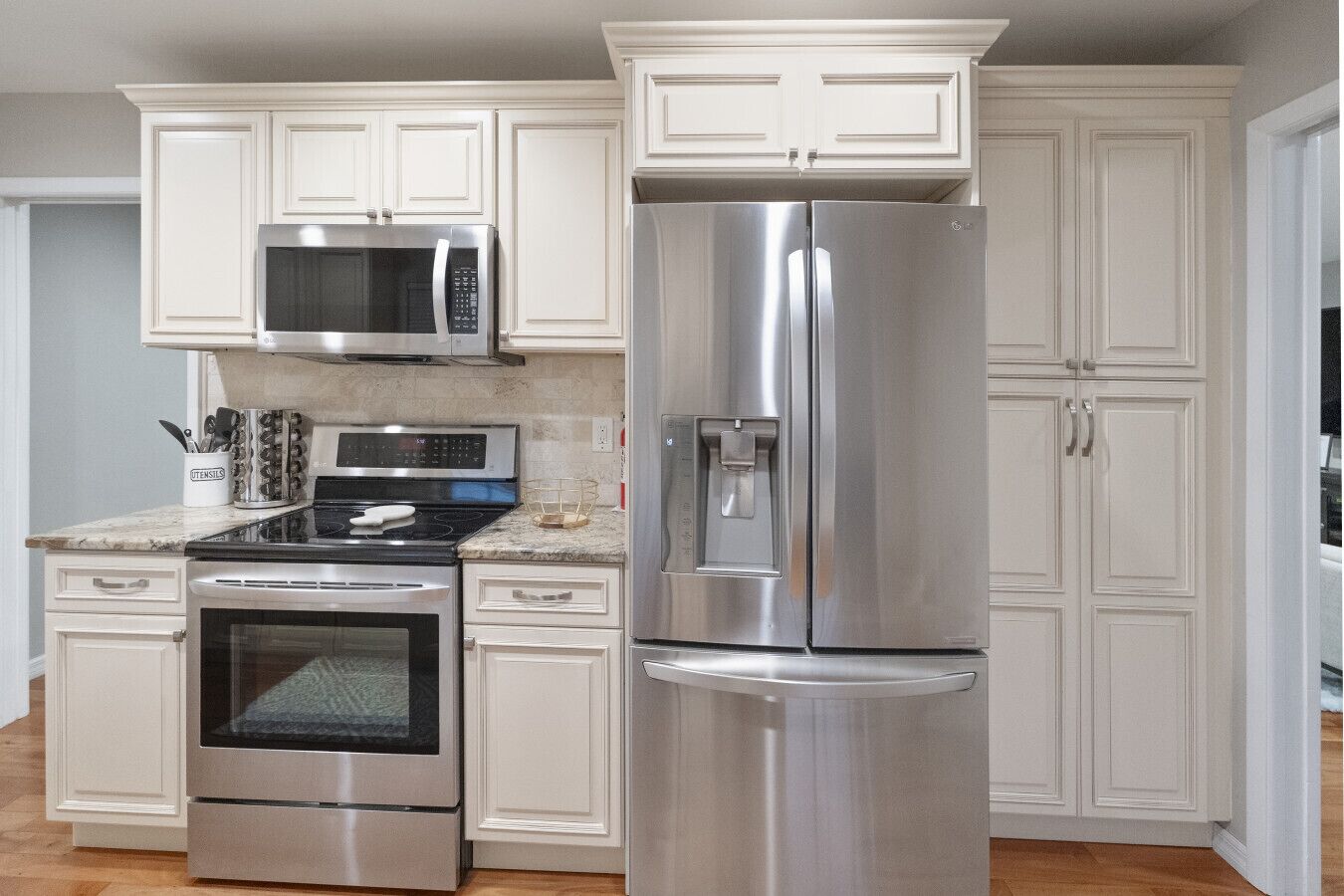 Køleskab, mikrobølgeovn, ovn, kogeplade