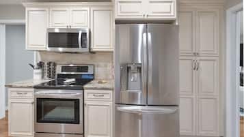 Køleskab, mikrobølgeovn, ovn, kogeplade