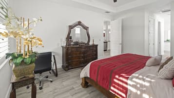 Skrivebord, strykejern/-brett, wi-fi og sengetøy