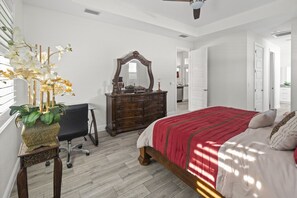 Escritorio, tabla de planchar con plancha, wifi y ropa de cama 