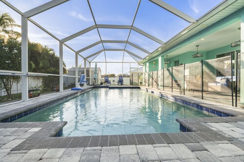 4BR Coastal Escape • Heated Pool & BBQ Lounge
