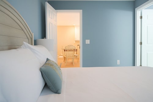 Comfy 2BR Stay with En-Suite & Full Kitchen