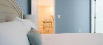 Comfy 2BR Stay with En-Suite & Full Kitchen