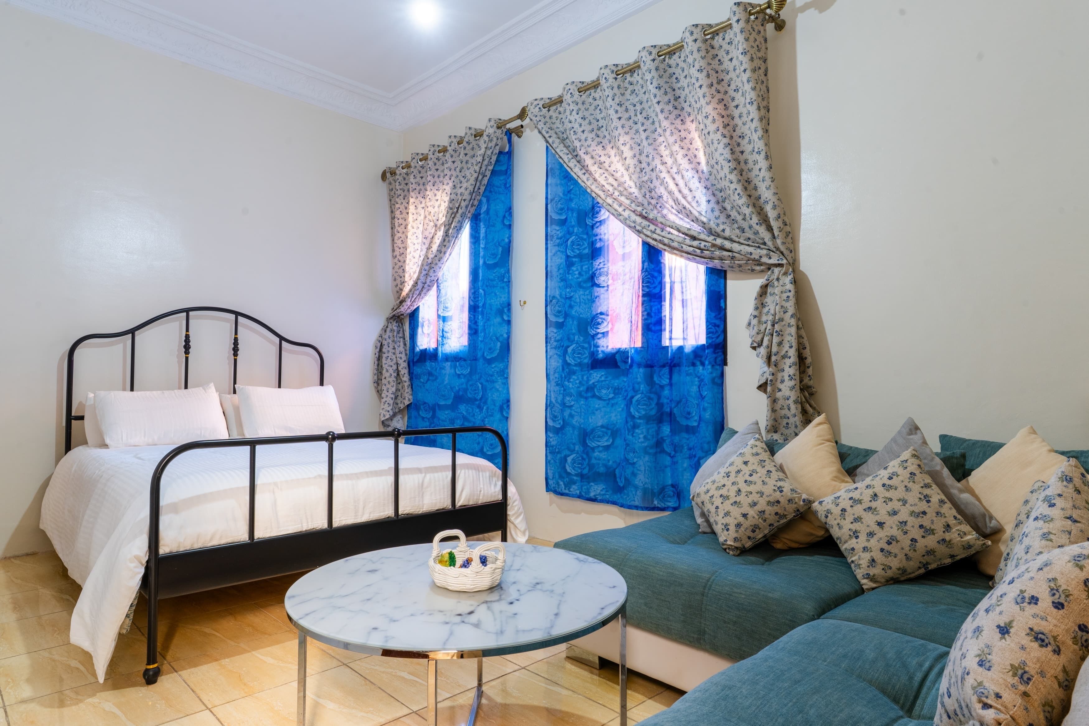 Iron/ironing board, bed sheets