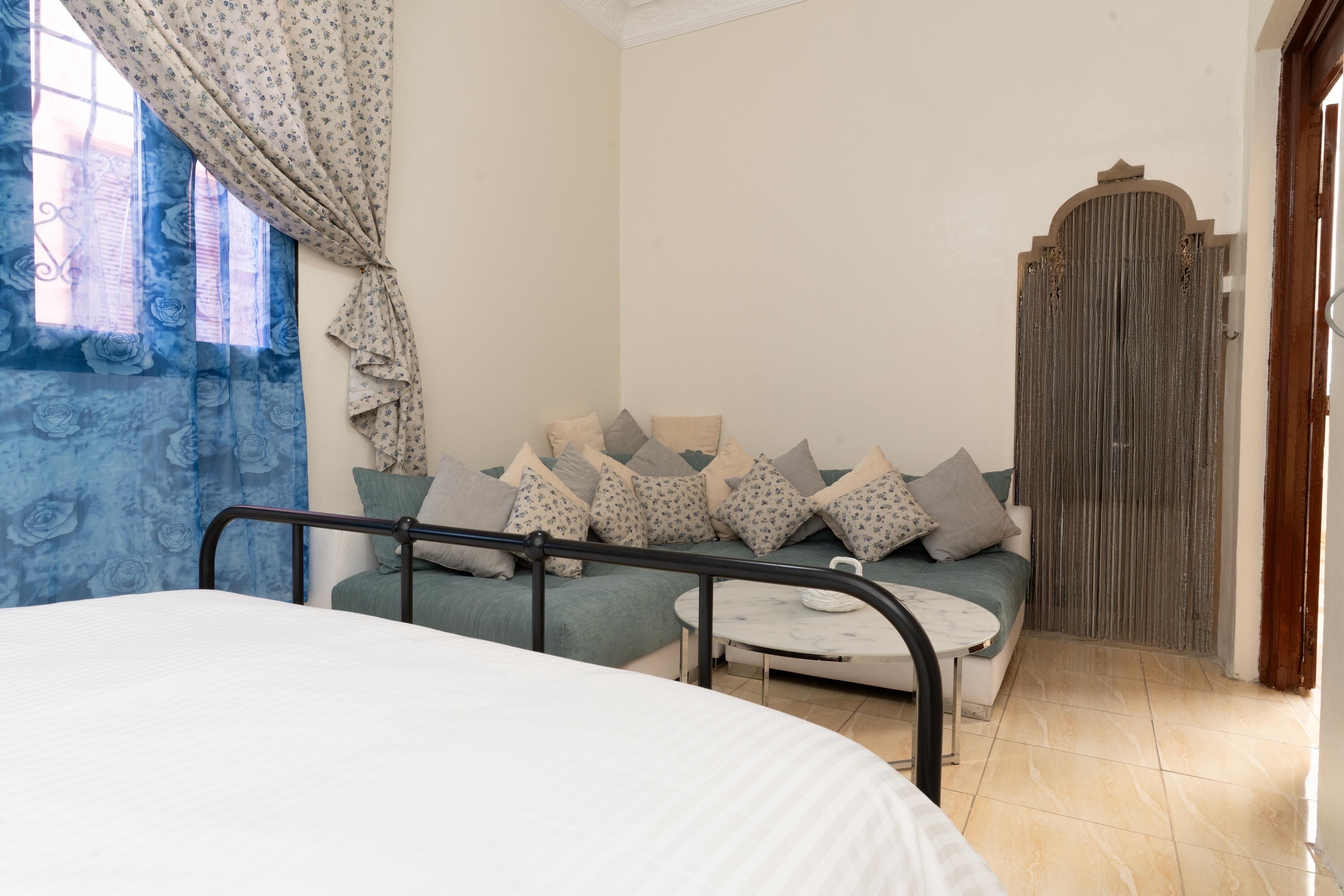 1 chambre, fer et planche à repasser, draps fournis