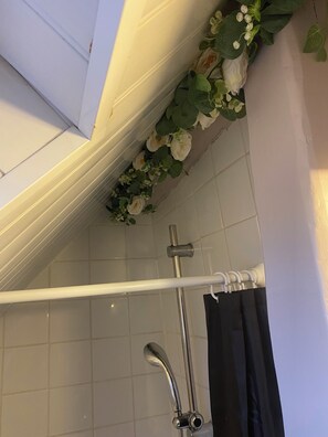 ヘアドライヤー、タオル、石鹸、トイレットペーパー