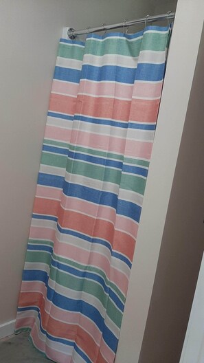 Bathroom shower - Cozy 1-bedroom studio in tranquil Belgrade with AC (Belgrade)