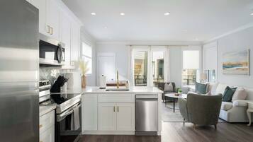 Réfrigérateur, micro-ondes, four, plaque de cuisson