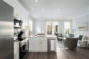 Jääkaappi, mikroaaltouuni, uuni, liesi