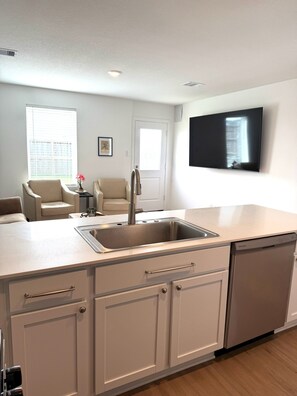 Interior - Charming 3-bedroom house in peaceful New Caney with full kitchen and laundry (New Caney)